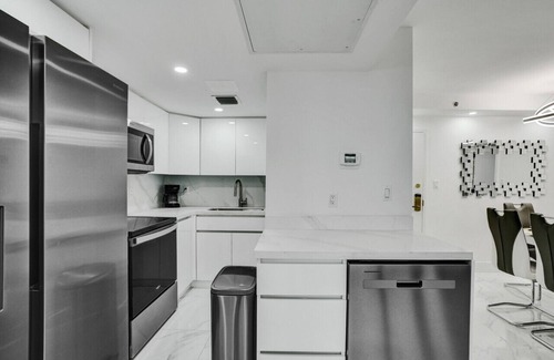 La Gorce Apartment | Cozy Ocean View Condo/Beach Service & Pool/808