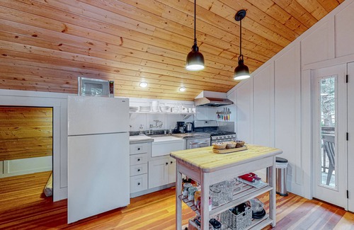 Shelter Cove Cottage | Cozy ocean view home with balcony, well-equipped kitchen, & fireplace