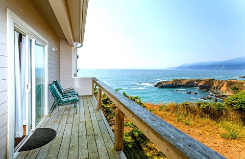 Shelter Cove Condo | Cozy Oceanview!by OceanviewHotTubs Tesla Charging Oceanfront! Shelter Cove, CA