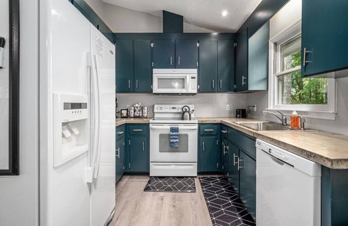 Apex House | Cozy on Ger-Maine St. 1 Mile From Downtown Apex