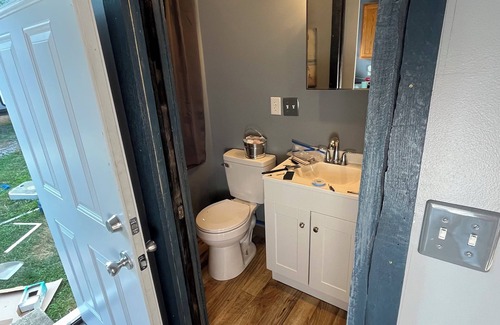 Chester Cabin | Cozy ‘on-grid’ cabin with free xfinity high speed WiFi.