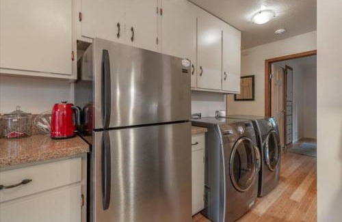 Ridgewood House | Cozy Pet-Friendly Cabin w Fenced-In Yard Close to Slopes Beach Town