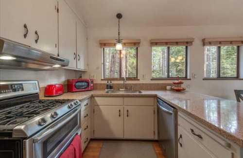 Ridgewood House | Cozy Pet-Friendly Cabin w Fenced-In Yard Close to Slopes Beach Town