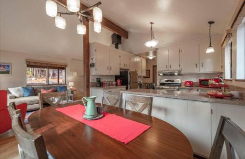 Ridgewood House | Cozy Pet-Friendly Cabin w Fenced-In Yard Close to Slopes Beach Town