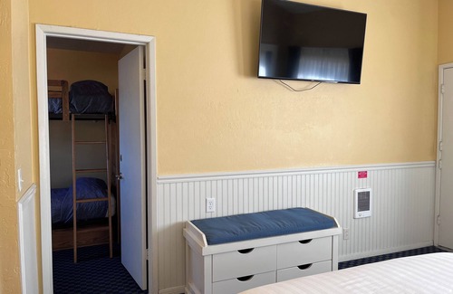 Downtown Monterey Cabin | Cozy PET FRIENDLY Double Queen Room at Ocean-Side Property!