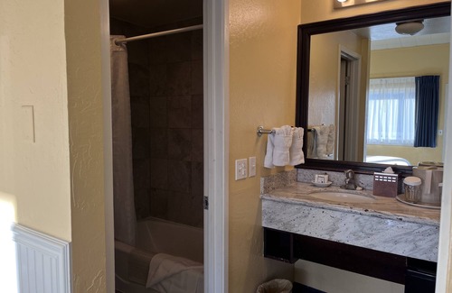 Downtown Monterey Cabin | Cozy PET FRIENDLY Double Queen Room at Ocean-Side Property!