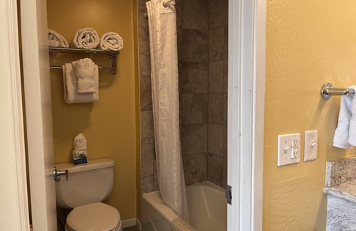 Downtown Monterey Cabin | Cozy PET FRIENDLY Double Queen Room at Ocean-Side Property!