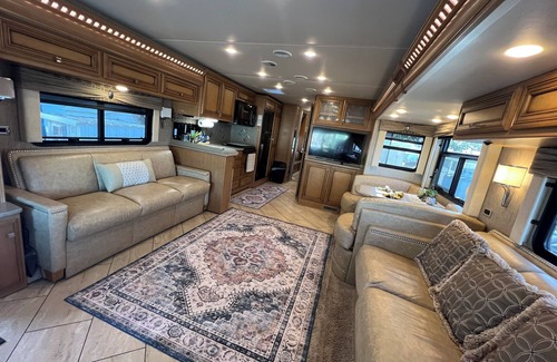 Zephyrhills House | Cozy Pet-Friendly RV with Spectrum TV, WiFi, AC in charming Zephyrhills, Fl