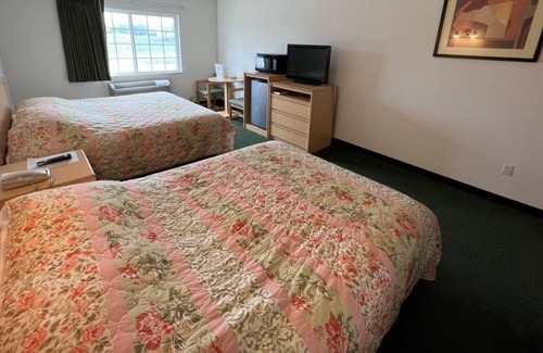 Renault Apartment | Cozy Petite King + Queen Suite in a Friendly Town!