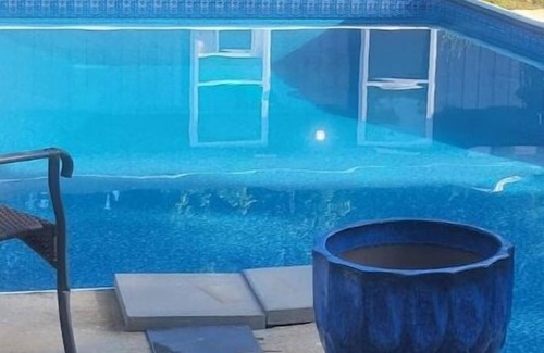 Salisbury House | Cozy Poolhouse Close To Downtown/Airport/Parksn