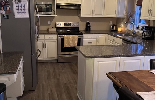 Oshkosh House | Cozy private relaxing home near EAA grounds with fenced in yard and hot tub