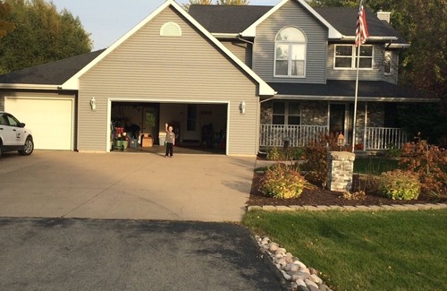 Oshkosh House | Cozy private relaxing home near EAA grounds with fenced in yard and hot tub