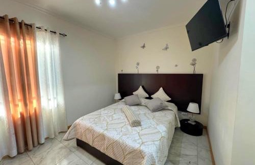 Santo Antonio House | Cozy Private Room in Funchal, Ensuite Bathroom, WiFi and Great Location