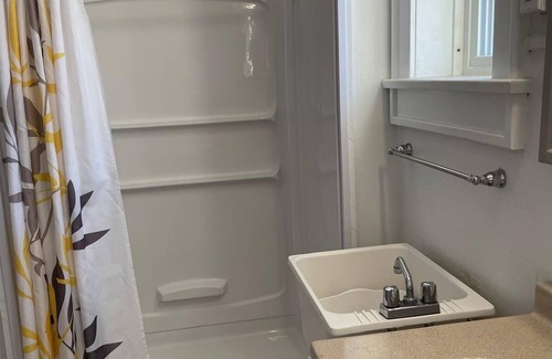 Findlay Bed & Breakfast | Cozy Private Room in Historic Findlay Home with Kitchen, Wifi and Free Parking