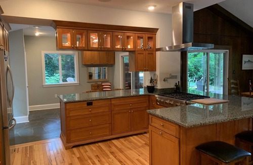 Denver House | Cozy Ranch w/Private beach, big views, sleeps 10, & boat on site!