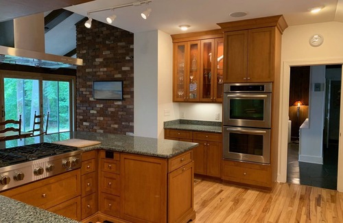 Denver House | Cozy Ranch w/Private beach, big views, sleeps 10, & boat on site!