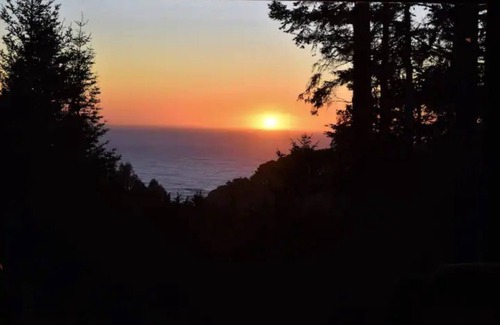 Elk Cabin | Cozy Redwoods Cabin with Ocean Views (+Hot Tub)