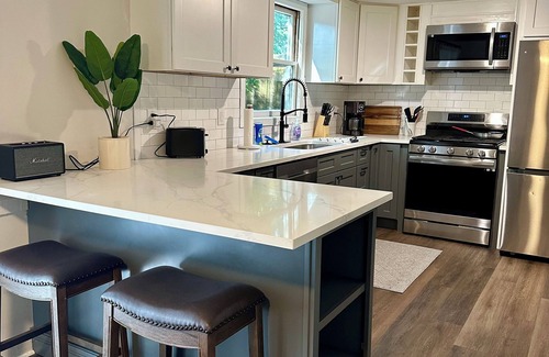 Athens Condo | Cozy retreat in Athens - convenient location, walk to Five Points, close to UGA.