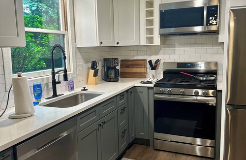 Athens Condo | Cozy retreat in Athens - convenient location, walk to Five Points, close to UGA.