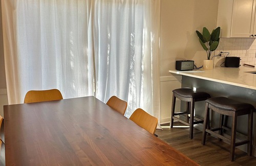 Athens Condo | Cozy retreat in Athens - convenient location, walk to Five Points, close to UGA.