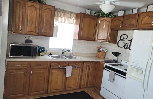 Dale House | Cozy Retreat minutes from Holiday World, Santa Claus IN, and Lincoln State Park