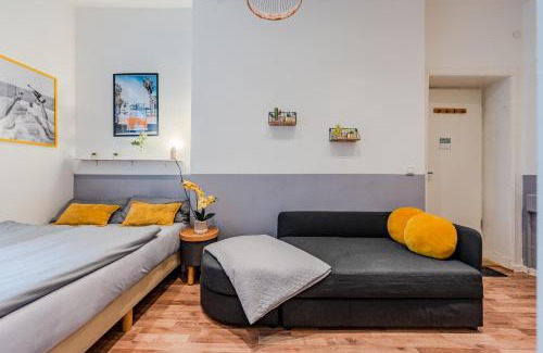 Wedding Apartment | Cozy Retro Chic with Patio and Self Check-in