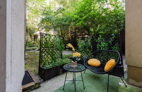 Wedding Apartment | Cozy Retro Chic with Patio and Self Check-in