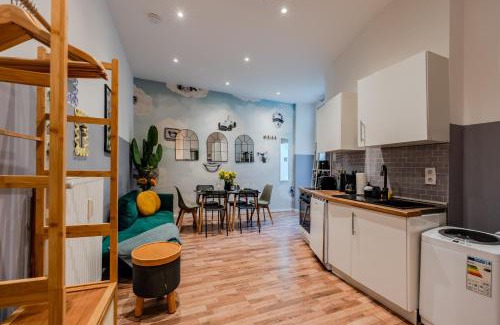 Wedding Apartment | Cozy Retro Chic with Patio and Self Check-in