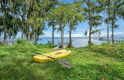 Palatka House | Cozy River Cabin Family Friendly Dock Playset Bball Court