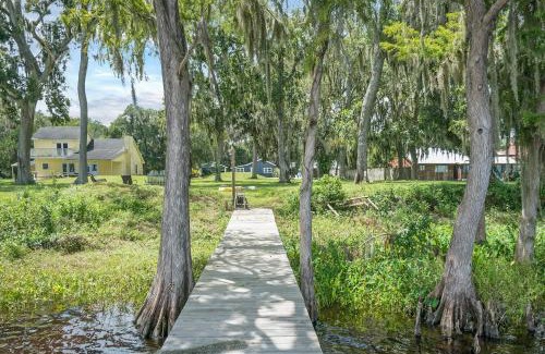 Palatka House | Cozy River Cabin Family Friendly Dock Playset Bball Court