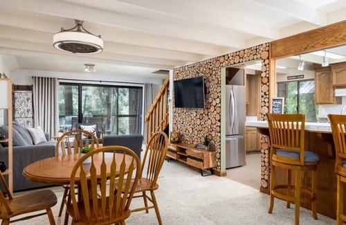 Pollock Pines Cabin | Cozy River Cabin/HOT TUB/Escape from the Bay