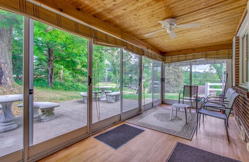 Plum House | Cozy Rural Country Retreat side Home Close to Pittsburgh!