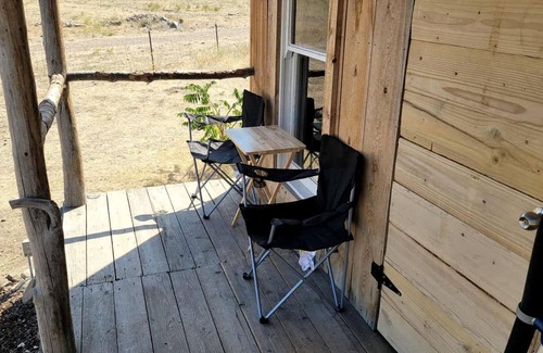 Tumtum House | Cozy Rustic Cabin for a Romantic Stargazing Getaway by the Spokane River near Tumtum, Washington