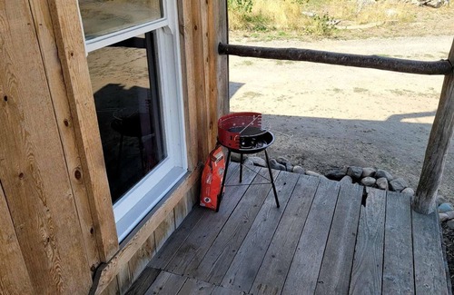 Tumtum House | Cozy Rustic Cabin for a Romantic Stargazing Getaway by the Spokane River near Tumtum, Washington