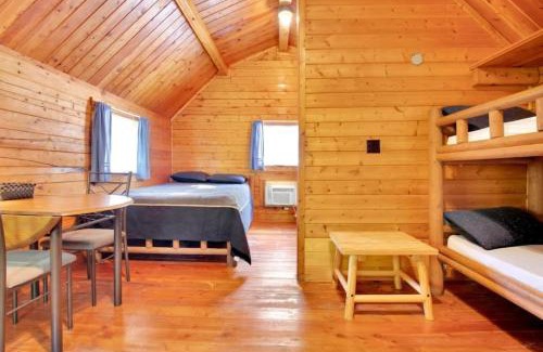 Bloomington House | Cozy Rustic Cabin with Views