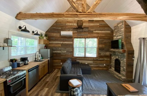Christian County Cabin | Cozy Rustic Cabin With All The Extras.