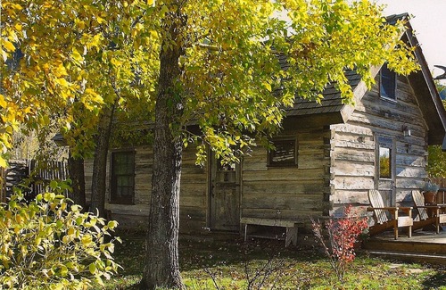 Chico Cabin | Cozy, Rustic Cabins near Chico Hot Springs & only 35 mins to YELLOWSTONE PARK!