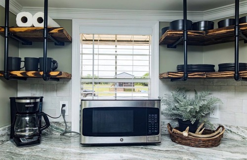 Blakely Cabin | Cozy Rustic Open Design Cabin with Fiber Internet/WiFi, AC in charming BlakelyGA