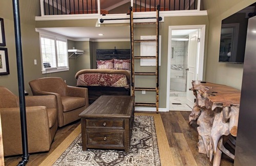 Blakely Cabin | Cozy Rustic Open Design Cabin with Fiber Internet/WiFi, AC in charming BlakelyGA