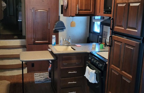 Pineland House | Cozy RV at Blue Springs Landing with all the comforts of home.