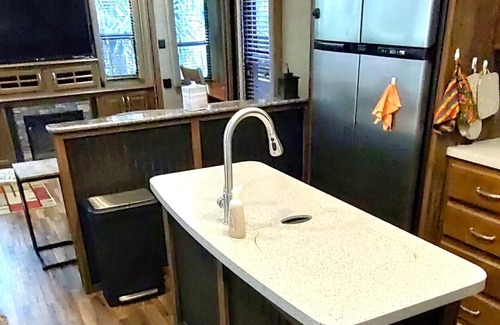 Silver Springs House | Cozy RV in Enchanting Silver Springs with WiFi, AC, TV, fire pit & horse stable