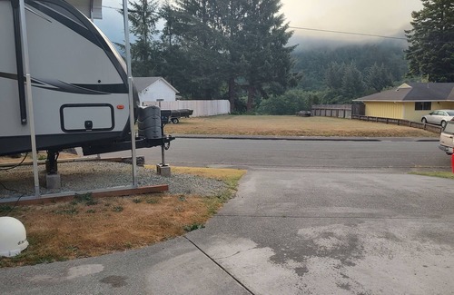 Klamath House | Cozy RV in Quaint Klamath with AC, WiFi, DISH network, fully hooked up.