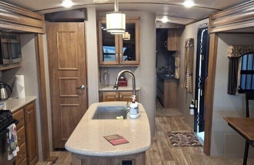 Shining Mountains House | Cozy RV with 1 bedroom and WiFi, AC in Soothing Ennis