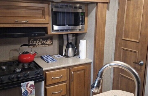 Shining Mountains House | Cozy RV with 1 bedroom and WiFi, AC in Soothing Ennis