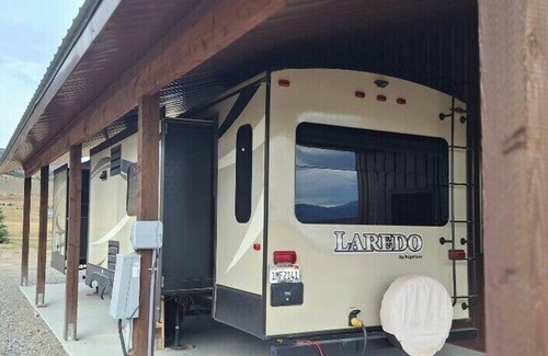 Shining Mountains House | Cozy RV with 1 bedroom and WiFi, AC in Soothing Ennis