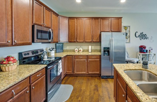 Greenville House | Cozy South Carolina Retreat w/Patio & Fireplace!