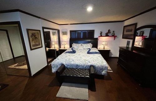 Compton House | Cozy & Spacious 3BR Rustic Stay Minutes from LAX