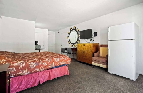 Fremont House | (Cozy studio, 1BR, 1BA, No kitchen)