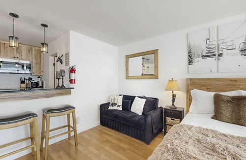 Truckee Apartment | Cozy studio condo with kitchenette, deck, WiFi, & nearby activities