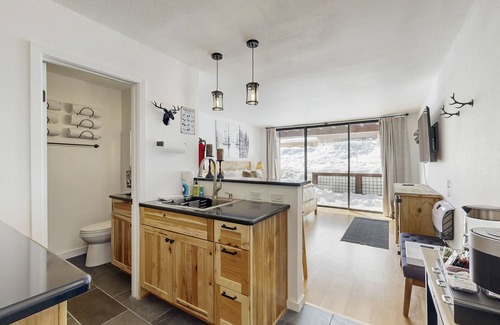 Truckee Apartment | Cozy studio condo with kitchenette, deck, WiFi, & nearby activities